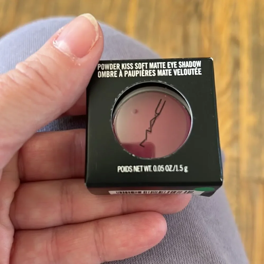 Mac Powder Kiss Soft Matte Eyeshadow Lens Blur